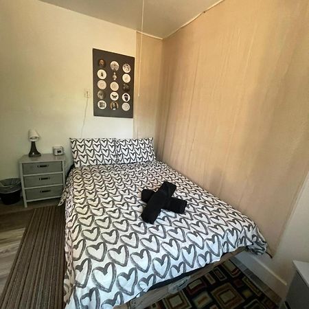 לייק איזבלה Petite Guesthouse With Kitchenette And Private Bathroom מראה חיצוני תמונה