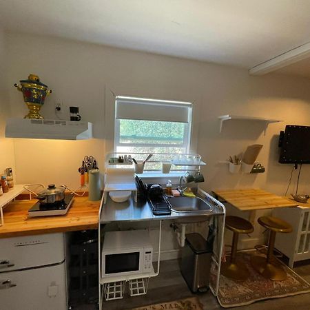 לייק איזבלה Petite Guesthouse With Kitchenette And Private Bathroom מראה חיצוני תמונה