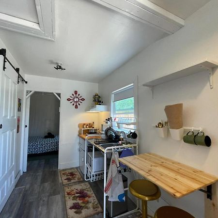 לייק איזבלה Petite Guesthouse With Kitchenette And Private Bathroom מראה חיצוני תמונה