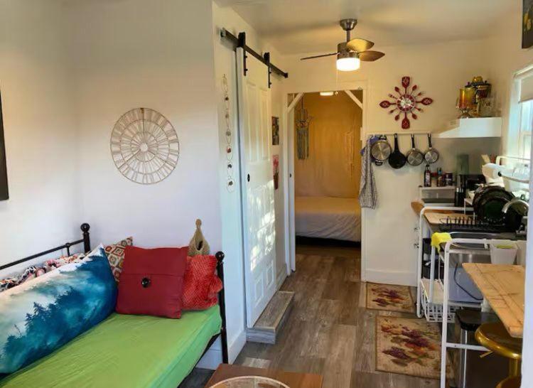 לייק איזבלה Petite Guesthouse With Kitchenette And Private Bathroom מראה חיצוני תמונה